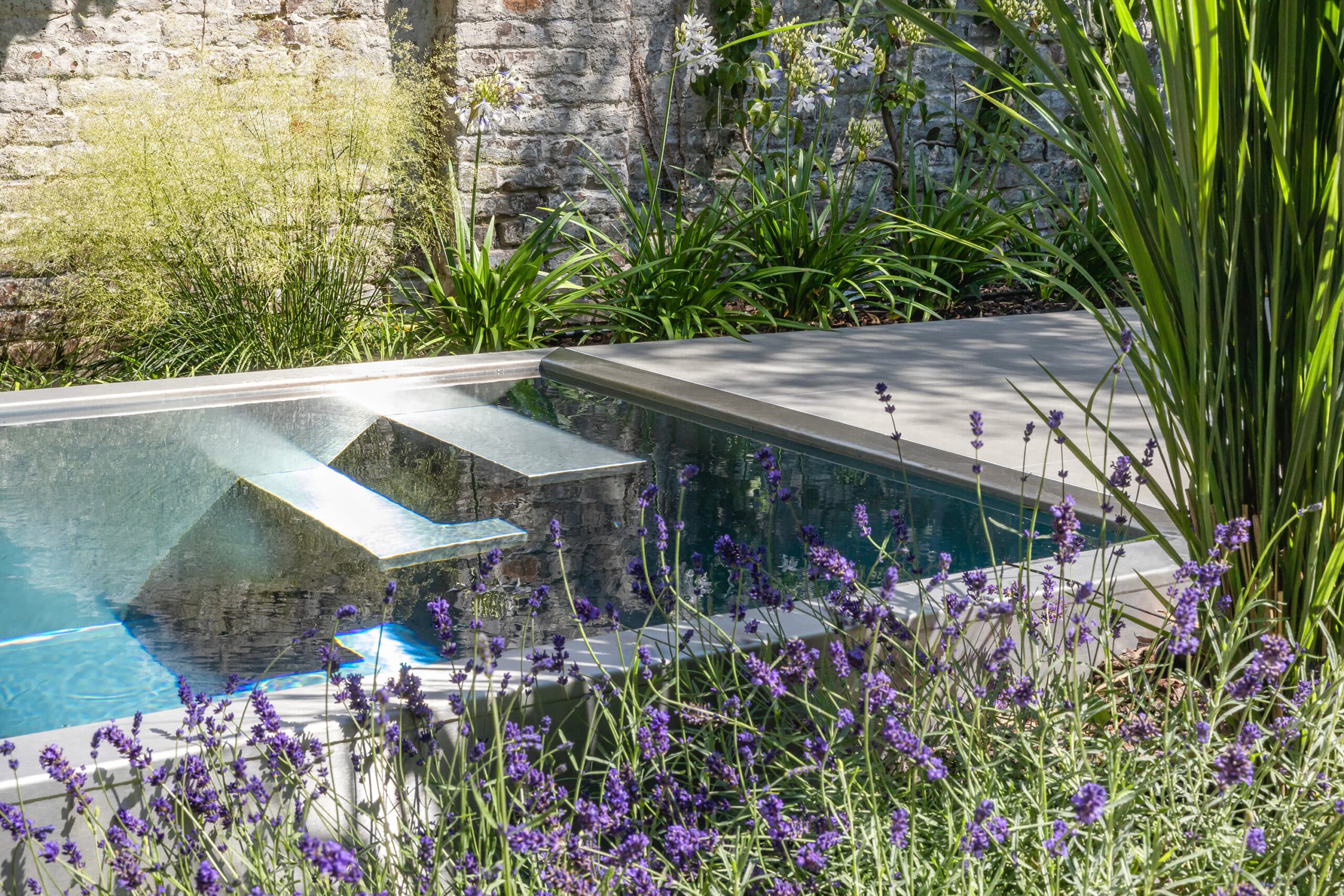 Met een inox zwembad creëer je luxe in een kleine stadstuin 10